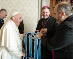  Papa Francisco recebe camisa do Grêmio no Vaticano