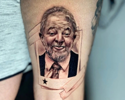 Eleitor cumpre promessa e tatua rosto de Lula após resultado das eleições 