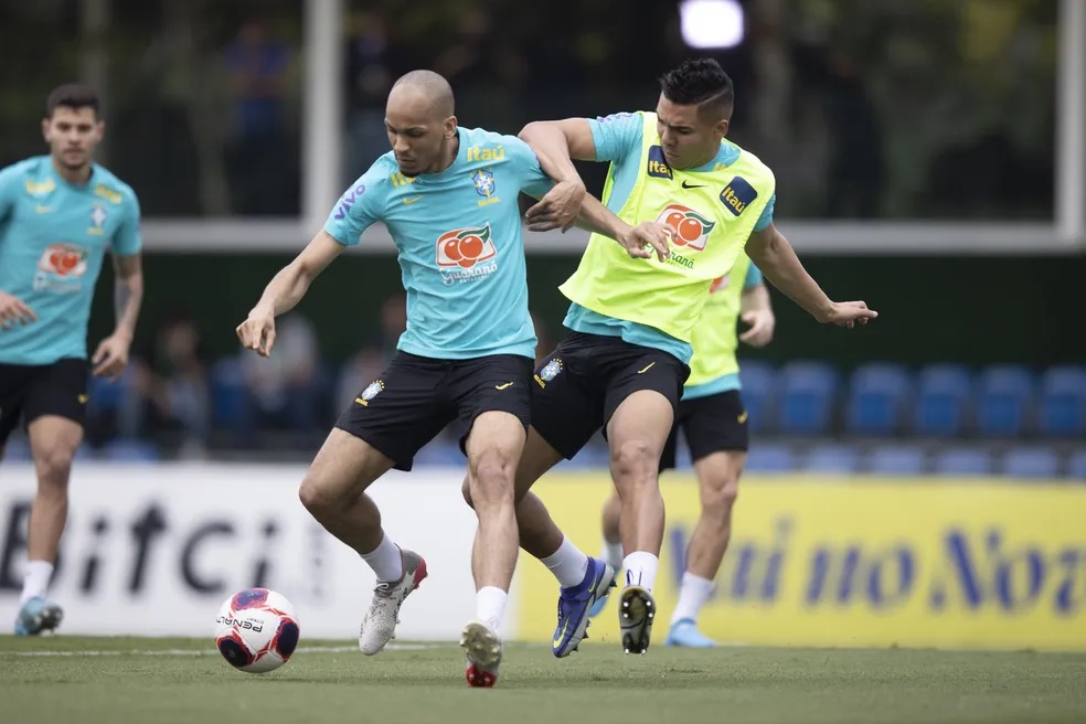 Casemiro e Fabinho em treino da seleção brasileira — Foto: Lucas Figueiredo / CBF 