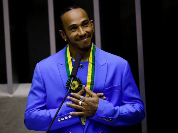 Lewis Hamilton recebe título de cidadão do Brasil na Câmara dos Deputados