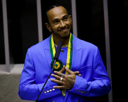 Lewis Hamilton recebe título de cidadão do Brasil na Câmara dos Deputados