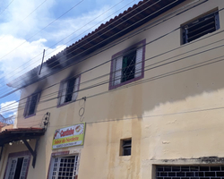 Bombeiros debelam incêndio dentro de residência no centro de Teresina