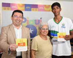 Enem: Governo do Piauí faz entrega de cartões Passe Livre para estudantes
