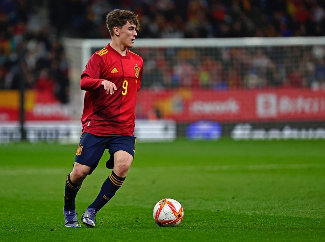 Jogador mais jovem a marcar pela Espanha é filho de ex-affair de Piqué