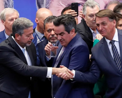 Após encontro de Lula e Lira, Bolsonaro tenta bloquear orçamento secreto 
