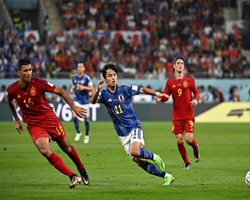 Japão vence Espanha, se classifica e pode cruzar caminho do Brasil na Copa