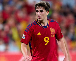 Jogador mais jovem a marcar pela Espanha é filho de ex-affair de Piqué