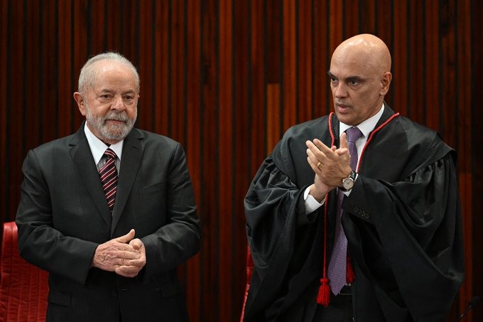 Lula e Alckmin são diplomados presidente e vice em cerimônia no TSE (Foto: Evaristo SA / AFP)