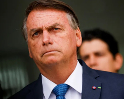 Bolsonaro assina medida que eleva salário mínimo a R$ 1.302