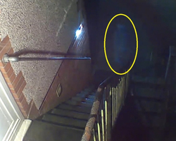 Caminhoneiro afirma ter gravado fantasma de chapéu na porta de sua casa