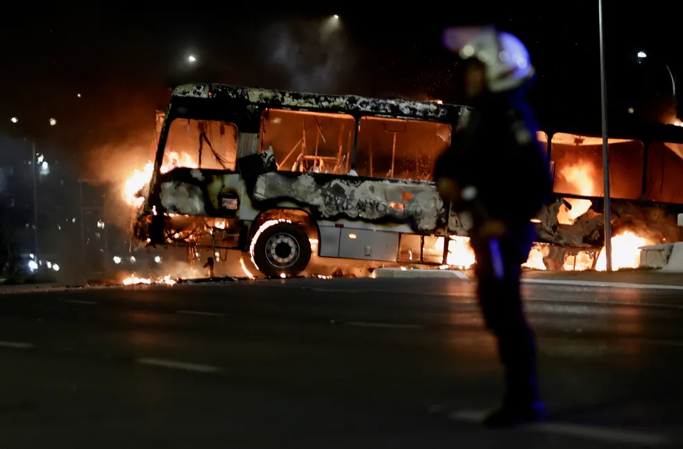 Ônibus incendiado por bolsonaristas em Brasília na noite desta segunda-feira Foto: Ueslei Marcelino/Reuters