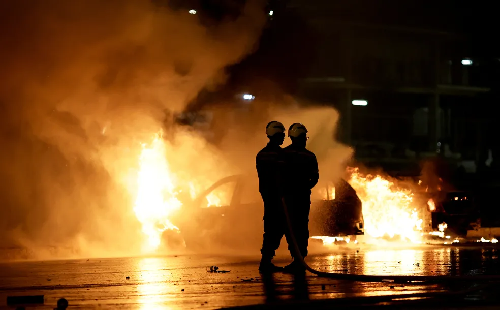 Bombeiros apagam chamas de carro incendiado por bolsonaristas em Brasília — Foto: REUTERS/Ueslei Marcelino 