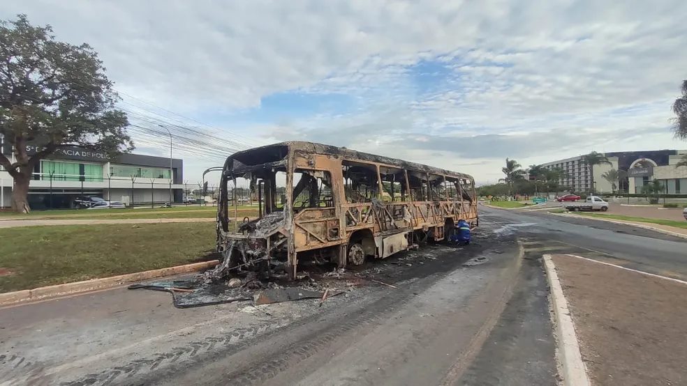 Ônibus incendiado em ato de vandalismo deflagrado por bolsonaristas no centro de Brasília, na segunda-feira (12) — Foto: Marcos dos Reis/TV Globo 