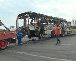 Bolsonaristas depredaram delegacia e queimaram 8 carros e 5 ônibus no DF