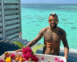 De férias do Flamengo, Vidal aproveita os dias nas Maldivas com a esposa