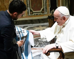 Papa Francisco abençoa camisa da Argentina antes da final contra a França