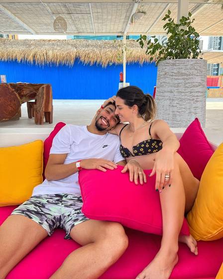 Lucas Paquetá com a mulher, Duda Fournier, na praia em Doha (Foto: reprodução)