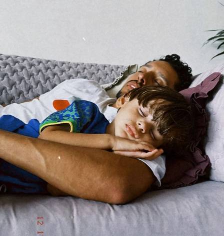 Marquinhos tira um cochilo com o filho. (Foto: Reprodução Instagram)