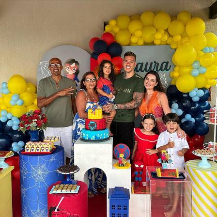 Ederson durante comemoração em família. (Foto: Reprodução Instagram)Ederson durante comemoração em família. (Foto: Reprodução Instagram)