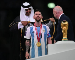 Saiba quem pode usar o manto dado a Messi em comemoração pelo título