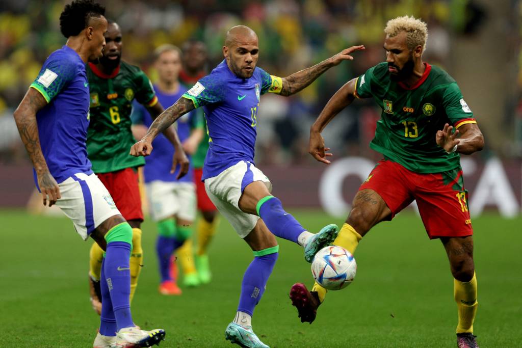 Com reservas, Brasil perde para Camarões, mas se classifica em 1º lugar (Foto: Adrian Dennis / AFP)