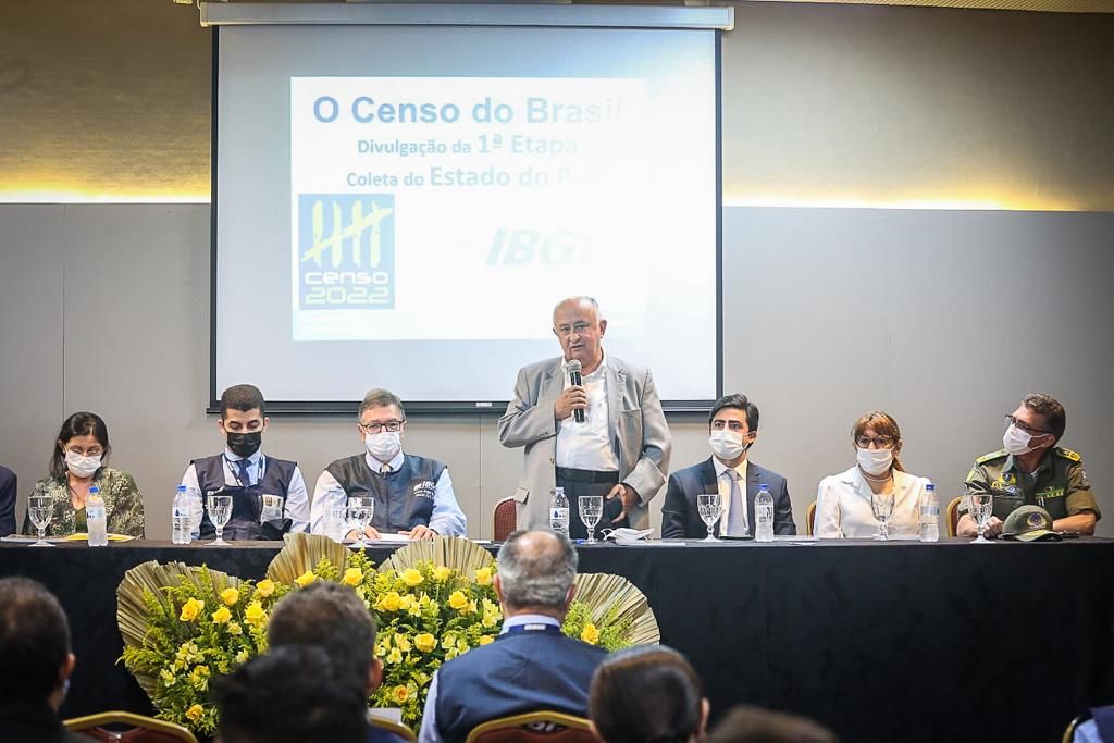 Deputado Júlio César apresentou relatório de obras que precisam ser concluídas à equipe de transição (Lucas Oliveira)
