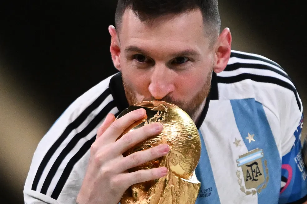 Após conquista do tricampeonato da Argentina, Messi beija a taça. (Foto: Kirill Kudryavtsev/AFP)
