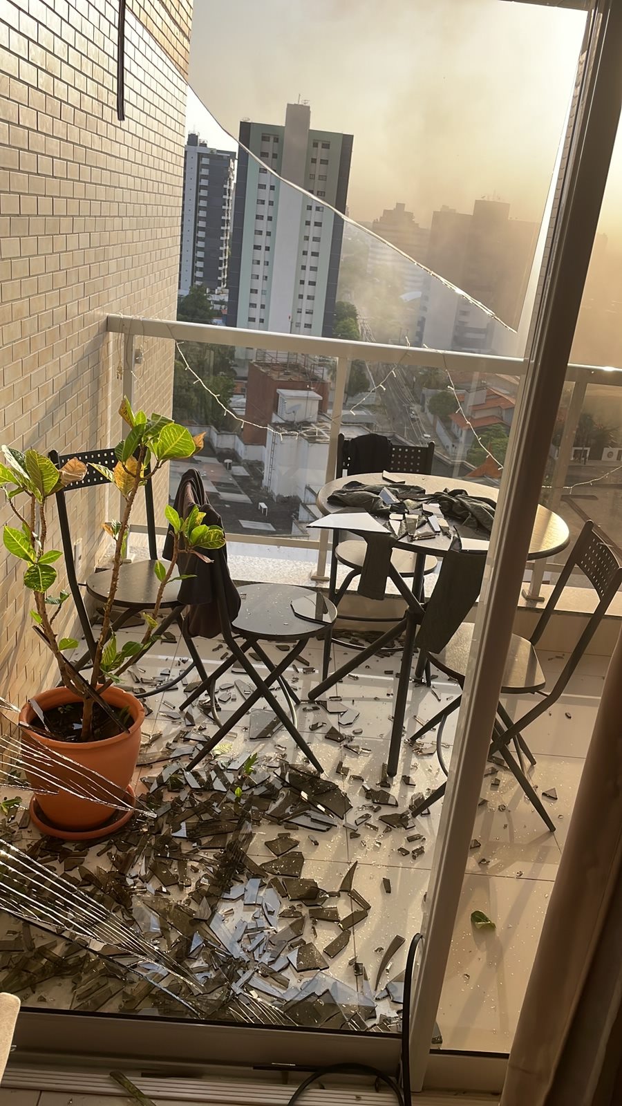 Varanda de prédio foi atingida pela explosão no Vasto Restaurante - Foto: Reprodução/WhatsApp