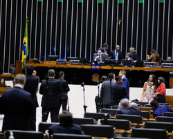 Câmara aprova aumento de subsídios do presidente, de deputados e ministros
