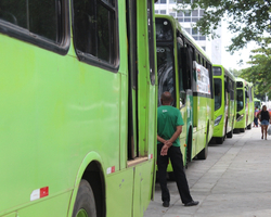 Motoristas e cobradores de ônibus paralisam atividades em Teresina 