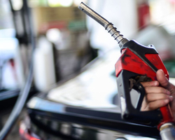 Preço da gasolina fica abaixo dos R$ 5 e cai nos postos pela 5ª semana