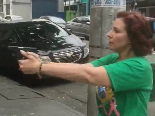 Carla Zambelli entrega arma à polícia e recorre da determinação do STF