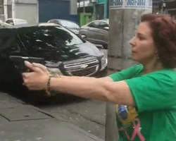 Carla Zambelli entrega arma à polícia e recorre da determinação do STF