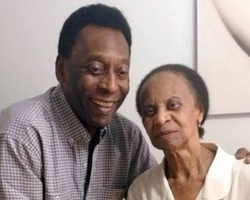 Mãe de Pelé tem 100 anos e não costuma aparecer publicamente