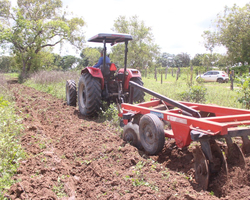 Agricultores recebem aração de terras na zona rural de Uruçuí