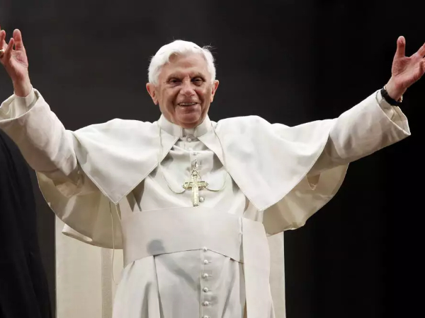 Papa  Bento XVI morre aos 95 anos, anuncia Vaticano 