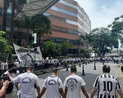 Torcedores do Santos fazem vigília por Pelé em frente ao Hospital