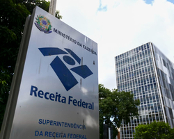Receita Federal abre concurso com salários de até R$ 21 mil; confira