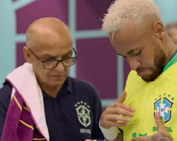 Saiba por que Neymar passou pomada na camisa em jogo do Brasil na Copa