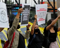 Indonésia aprova lei que proíbe sexo fora do casamento 