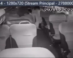 Vídeo mostra quando passageira se aproxima de jovem que teve rosto cortado