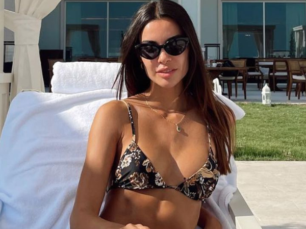 Joana Sanz, esposa de Daniel Alves, posa de topless nas redes sociais