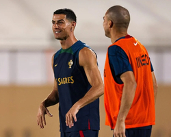 Cristiano Ronaldo aparece sorrindo em treino dos reservas de Portugal