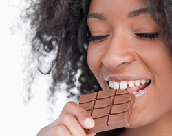 Gosta de chocolate? saiba quais os riscos e benefícios para a sua saúde 