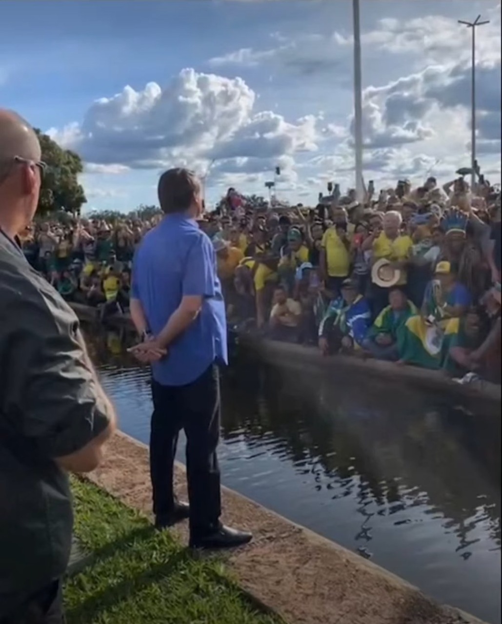 Bolsonaro fala pela primeira vez com apoiadores após derrota nas eleições