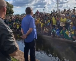 Bolsonaro fala pela primeira vez com apoiadores após derrota nas eleições