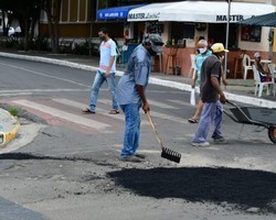 SEINFRA realiza operação tapa-buracos em ruas e avenidas asfaltadas