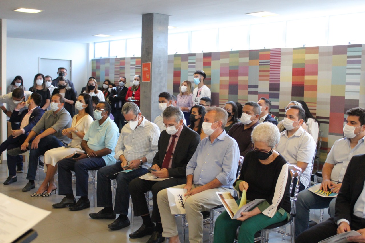 Autoridades e colaboradores prestigiaram evento de lançamento na Sala Napoleão Guimarães. Crédito: Raíssa Morais.