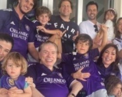 Em família: Silvio Santos vai a estádio assistir o genro Alexandre Pato