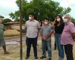 Prefeito de Morro do Chapéu do Piauí visita obras de reconstrução asfáltica